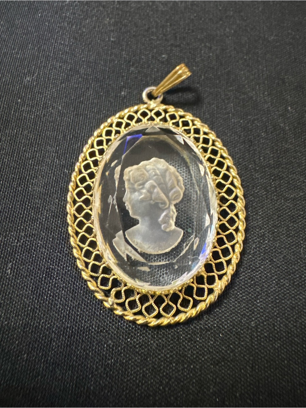 Classic Gold-Tone Cameo Pendant Clear Glass Cameo